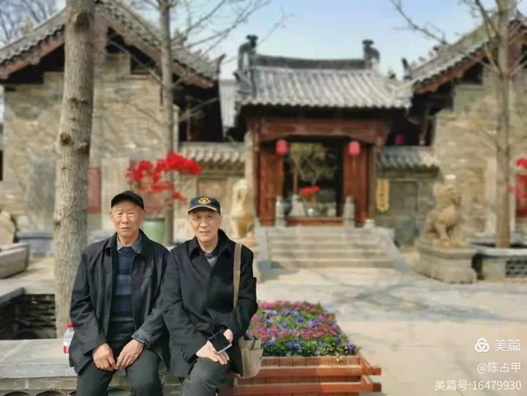 故乡袁桥风景好，古村院寨放光彩。